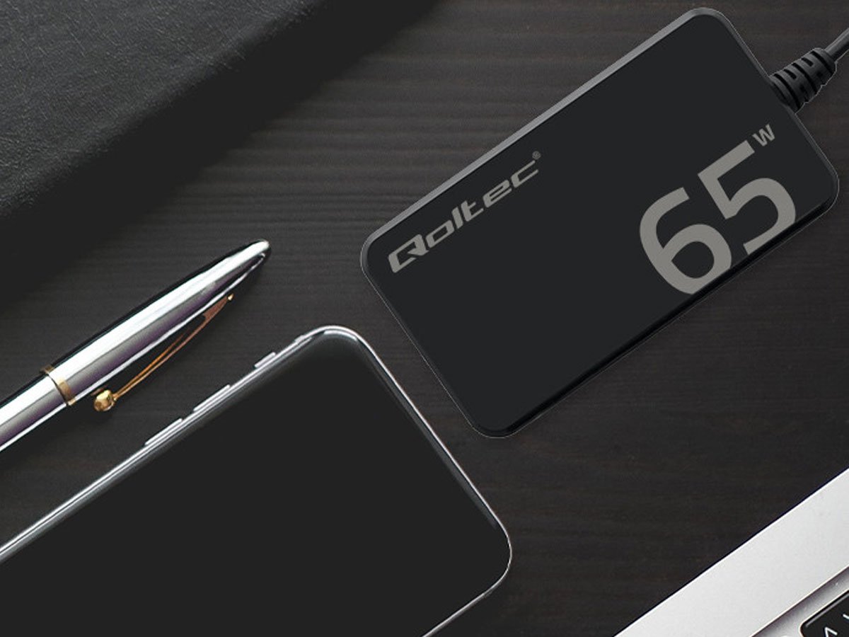 Ładowarka sieciowa Qoltec 52421 65W GaN Super Fast SLIM - Grafika lifestyle