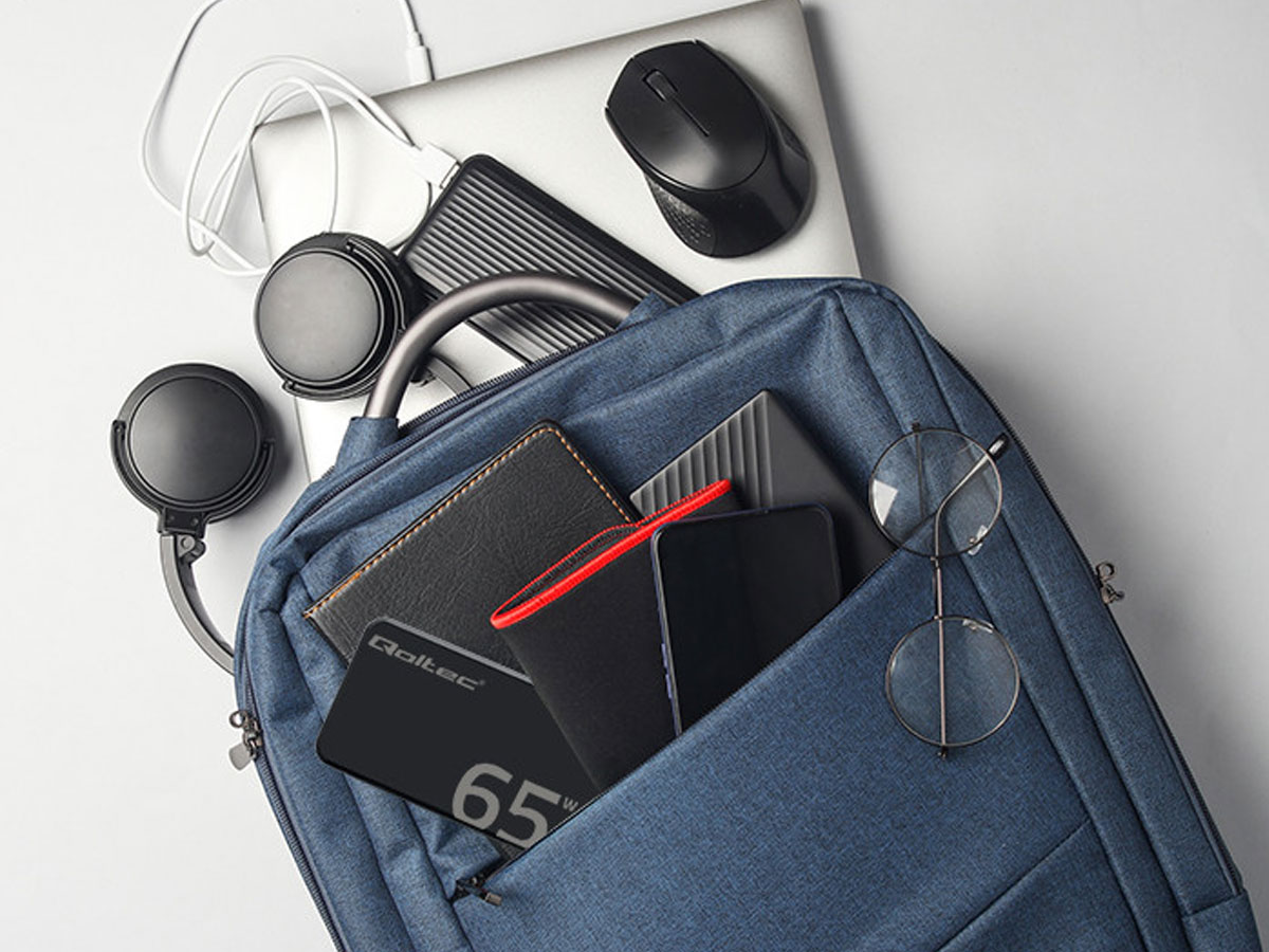 Ładowarka sieciowa Qoltec 52421 65W GaN Super Fast SLIM - Grafika lifestyle