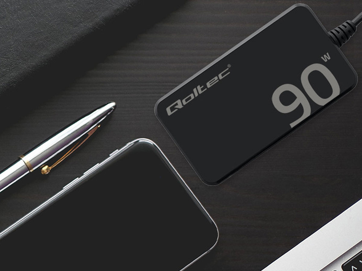 Ładowarka sieciowa Qoltec 52422 90W GaN Super Fast SLIM - Grafika lifestyle