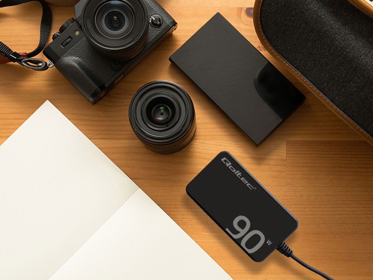 Ładowarka sieciowa Qoltec 52422 90W GaN Super Fast SLIM - Grafika lifestyle