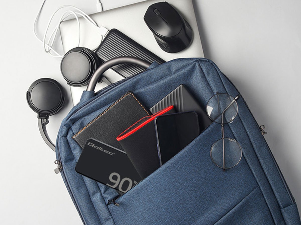 Ładowarka sieciowa Qoltec 52422 90W GaN Super Fast SLIM - Grafika lifestyle