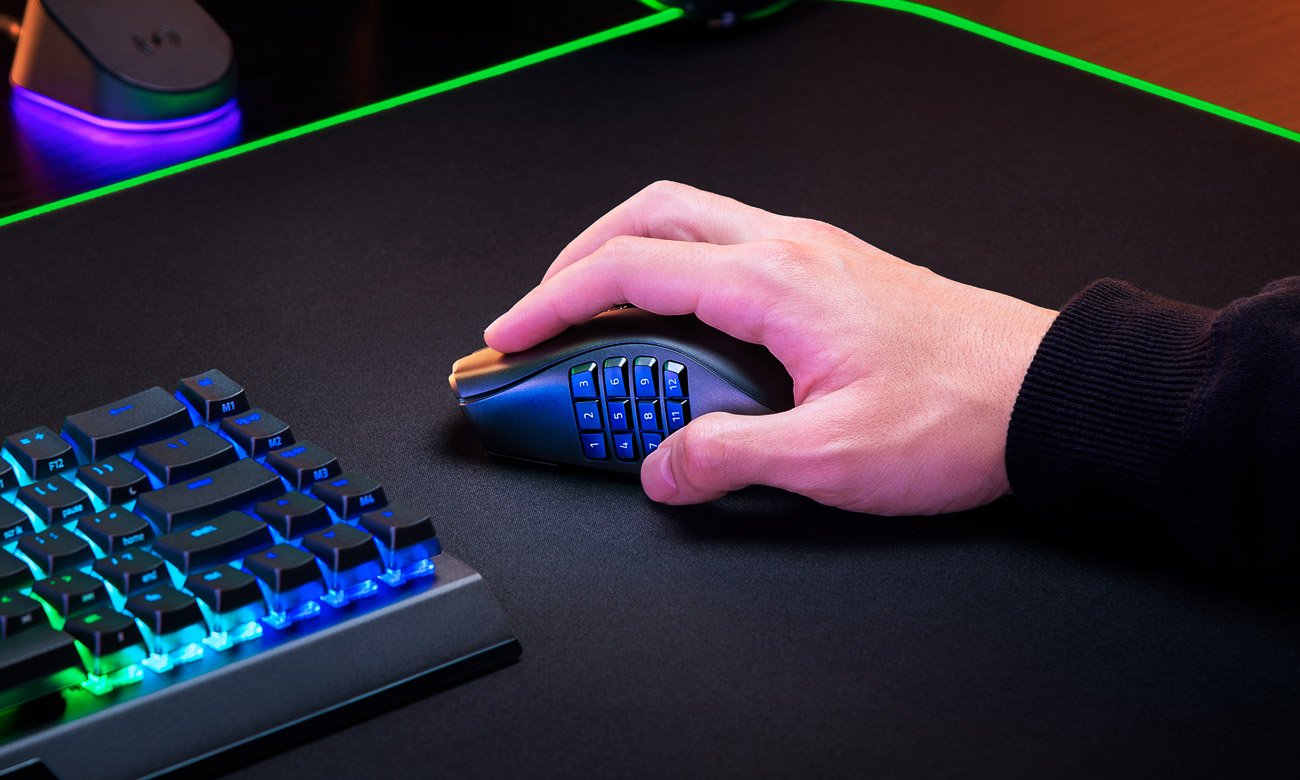 Razer Naga V2 Pro auf einem Mauspad neben einer Tastatur