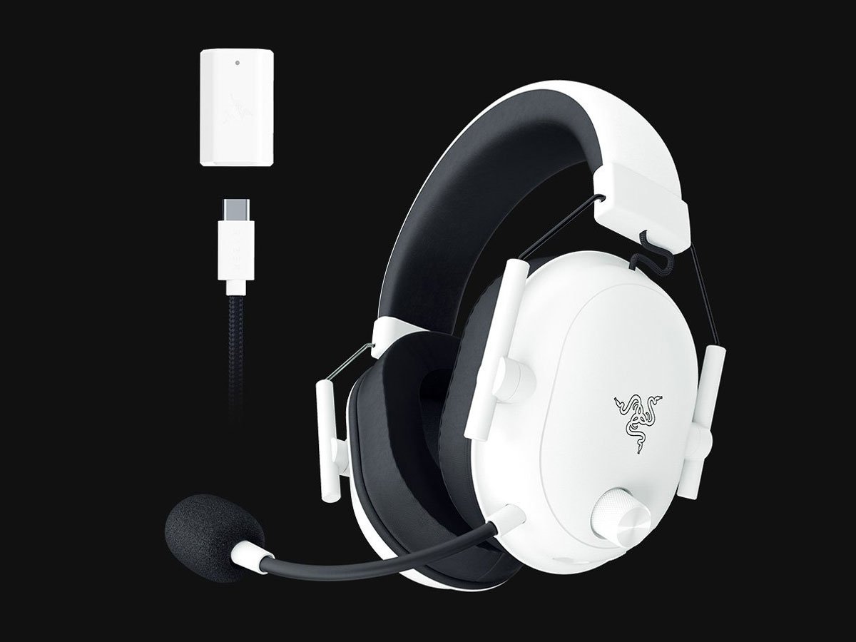 Zestaw słuchawkowy Razer BlackShark V2 HyperSpeed Biały - Widok od przodu pod kątem, grafika z tłem