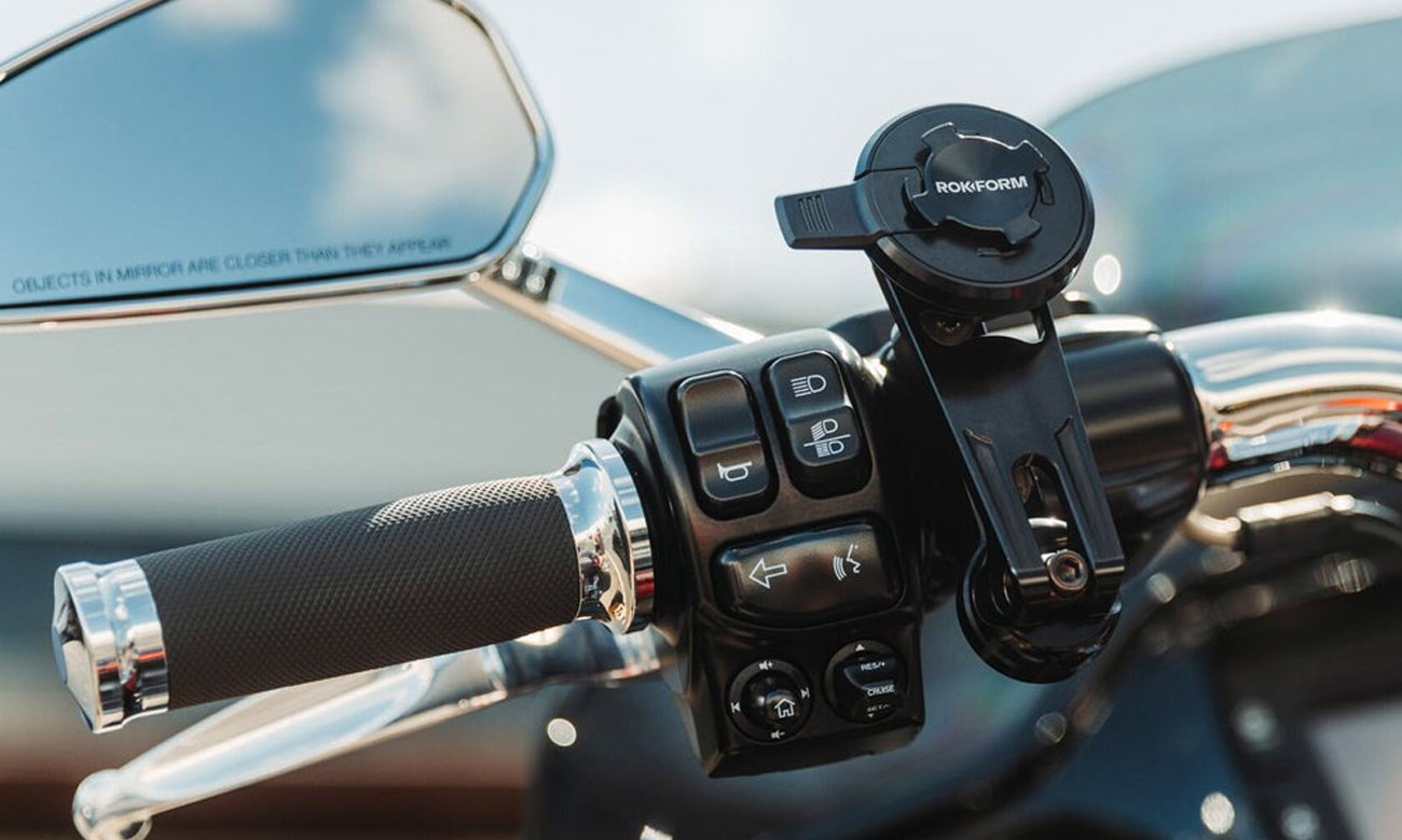 Uchwyt Rokform na kierownicę motocykla zainstalowany