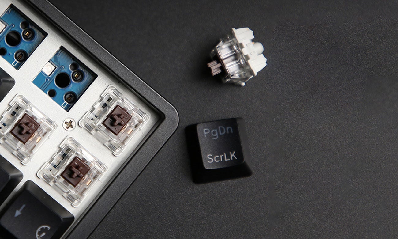 Royal Kludge RK837 RGB konstrukcja Hot Swap