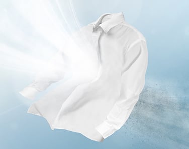 Na obrazku widać koszulę, którą funkcja Air Refresh w suszarce Bespoke AI 9kg DV90DB7845GEU4 odświeża, usuwając nieprzyjemne zapachy.