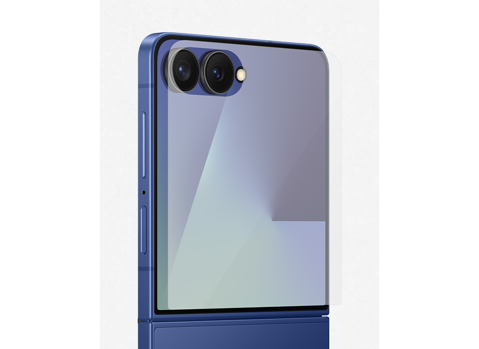 Urządzenie Galaxy Z Flip7 stoi pionowo pod niewielkim kątem, z powiększonym oknem FlexWindow. Folia ochronna  antyrefleksyjna unosi się w pobliżu ekranu, pokazując dopasowany design.