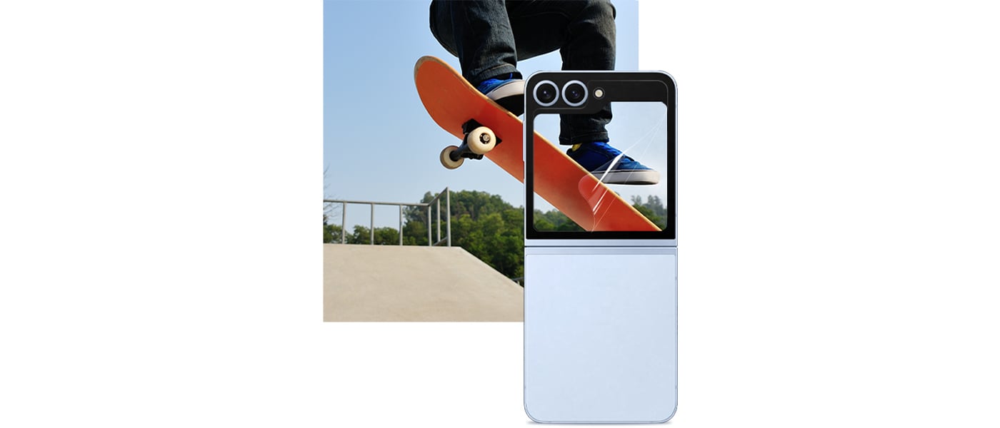 Na ekranie widać Galaxy Z Flip6 z lekko odklejoną folią antyrefleksyjną, a pod nią znajduje się materiał filmowy przedstawiający nogi osoby wykonującej ollie na deskorolce. Ten sam materiał jest wyświetlany na ekranie, wyraźnie demonstrując wysoką widoczność folii antyrefleksyjnej.