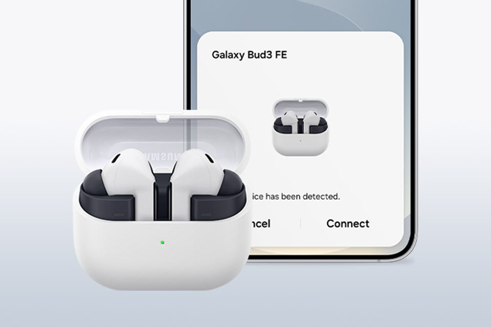 Szare Galaxy Buds3 FE z otwartym etui ładującym, przed Samsungiem Galaxy S25, na którym wyświetlany jest ekran parowania. Szare Galaxy Buds3 FE z otwartym etui ładującym, przed Samsungiem Galaxy S25, na którym wyświetlany jest ekran parowania.
