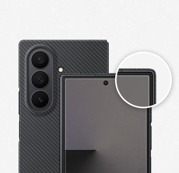Pokazano widok z bliska dwóch Galaxy Z Fold7, jeden pokazujący przód, a drugi tył, z założonym czarnym etui Carbon Shield i przednim ekranem z założoną folią antyrefleksyjną. Powiększona wstawka podkreśla smukłą krawędź i dopasowanie folii ochronnej ekranu.