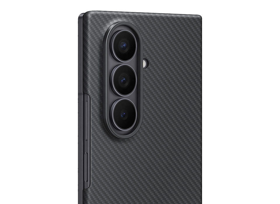 Widok z bliska Galaxy Z Fold7 z tylną pokrywą skierowaną do przodu pod niewielkim kątem bocznym. Galaxy Z Fold7 jest prezentowany w czarnym etui Carbon Shield Case, co podkreśla smukłość obudowy.