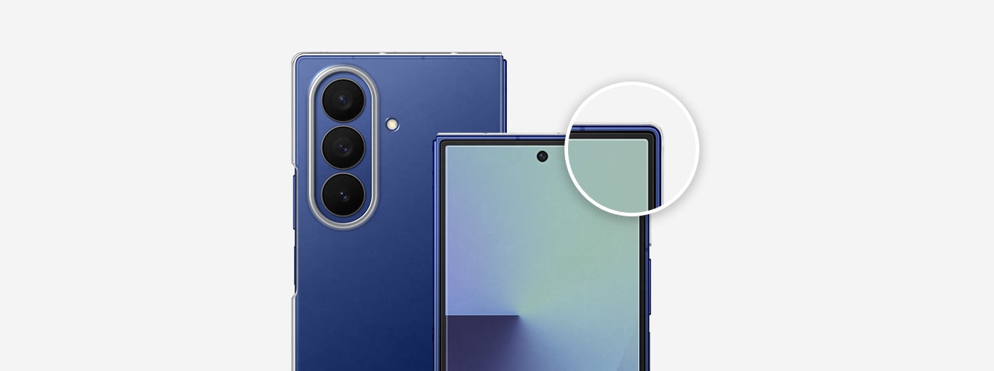 Pokazano widok z bliska dwóch Galaxy Z Fold7, jeden pokazujący przód, a drugi tył, z założonym przezroczystym etui Clear Case i przednim ekranem z założoną folią antyrefleksyjną. Powiększona wstawka podkreśla smukłą krawędź i dopasowanie osłony ekranu.