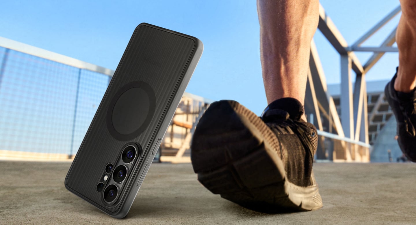 Spadający Galaxy S26 w etui Rugged Case w lifestylowym tle Spadający Galaxy S26 w etui Rugged Case w lifestylowym tle