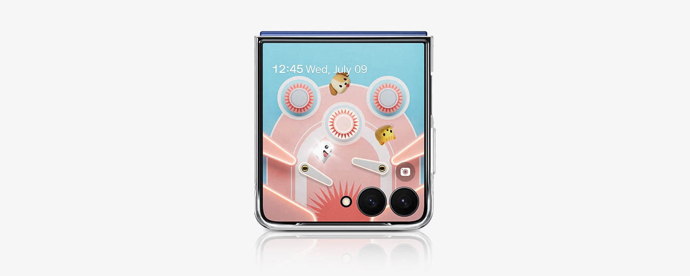 Galaxy Z Flip7 jest złożony i widziany z przodu z założonym etui Flipsuit Case do Galaxy Z Flip7. Okno FlexWindow wyświetla godzinę i datę u góry. Gra w pinball jest przedstawiona za pomocą różnych emotikonów pojawiających się na ekranie po dotknięciu flipperów. Galaxy Z Flip7 jest złożony i widziany z przodu z założonym etui Flipsuit Case do Galaxy Z Flip7. Okno FlexWindow wyświetla godzinę i datę u góry. Gra w pinball jest przedstawiona za pomocą różnych emotikonów pojawiających się na ekranie po dotknięciu flipperów.