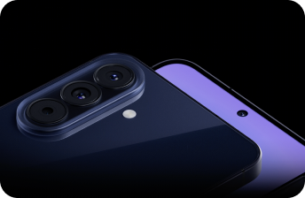 Zbliżenie na tylny potrójny aparat Galaxy A57 5G w granatowym kolorze oraz na przedni aparat.