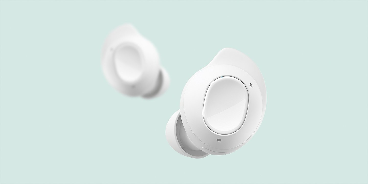 sm-r400-05-grip---touch pc Widać dwie słuchawki douszne Galaxy Buds FE, jedną umieszczoną przed drugą. Obszar dotykowy słuchawek jest podświetlony. Obie słuchawki douszne zamieniają się miejscami. Obszar chwytu na zewnętrznej powierzchni jest podświetlony.