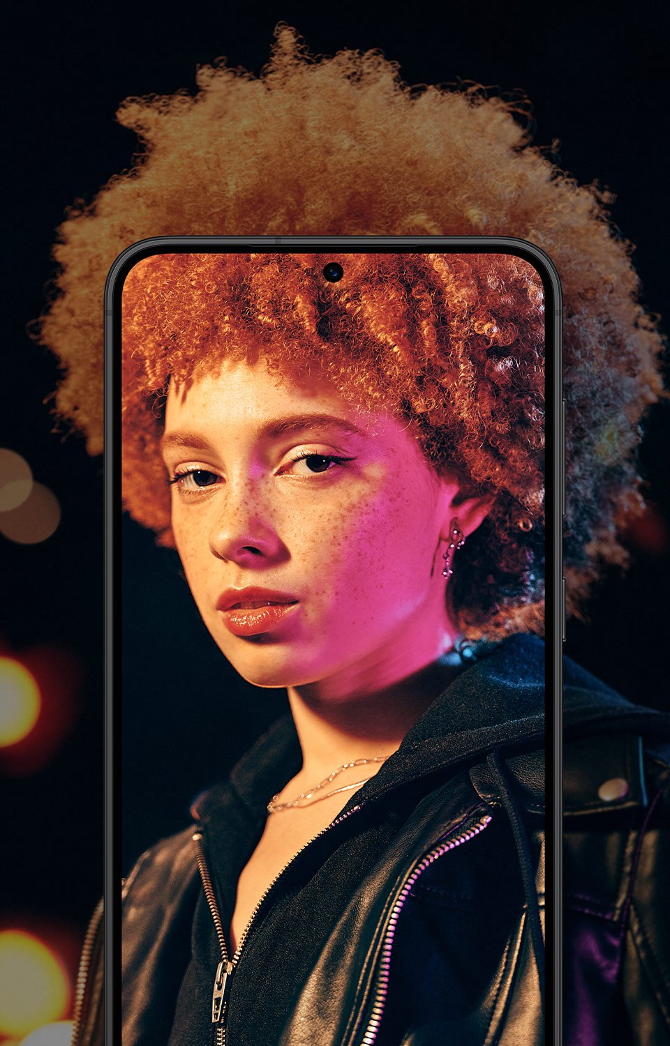 Selfie wykonane w ciemnych sceneriach z Nightography mają żywe kolory i minimalne szumy. Przykładowe zdjęcia zostały wykonane aparatem Galaxy S23 plus przy użyciu ISO 1600, trybu szerokiego i przysłony F2.2. Selfie wykonane w ciemnych sceneriach z Nightography mają żywe kolory i minimalne szumy. Przykładowe zdjęcia zostały wykonane aparatem Galaxy S23 plus przy użyciu ISO 1600, trybu szerokiego i przysłony F2.2.