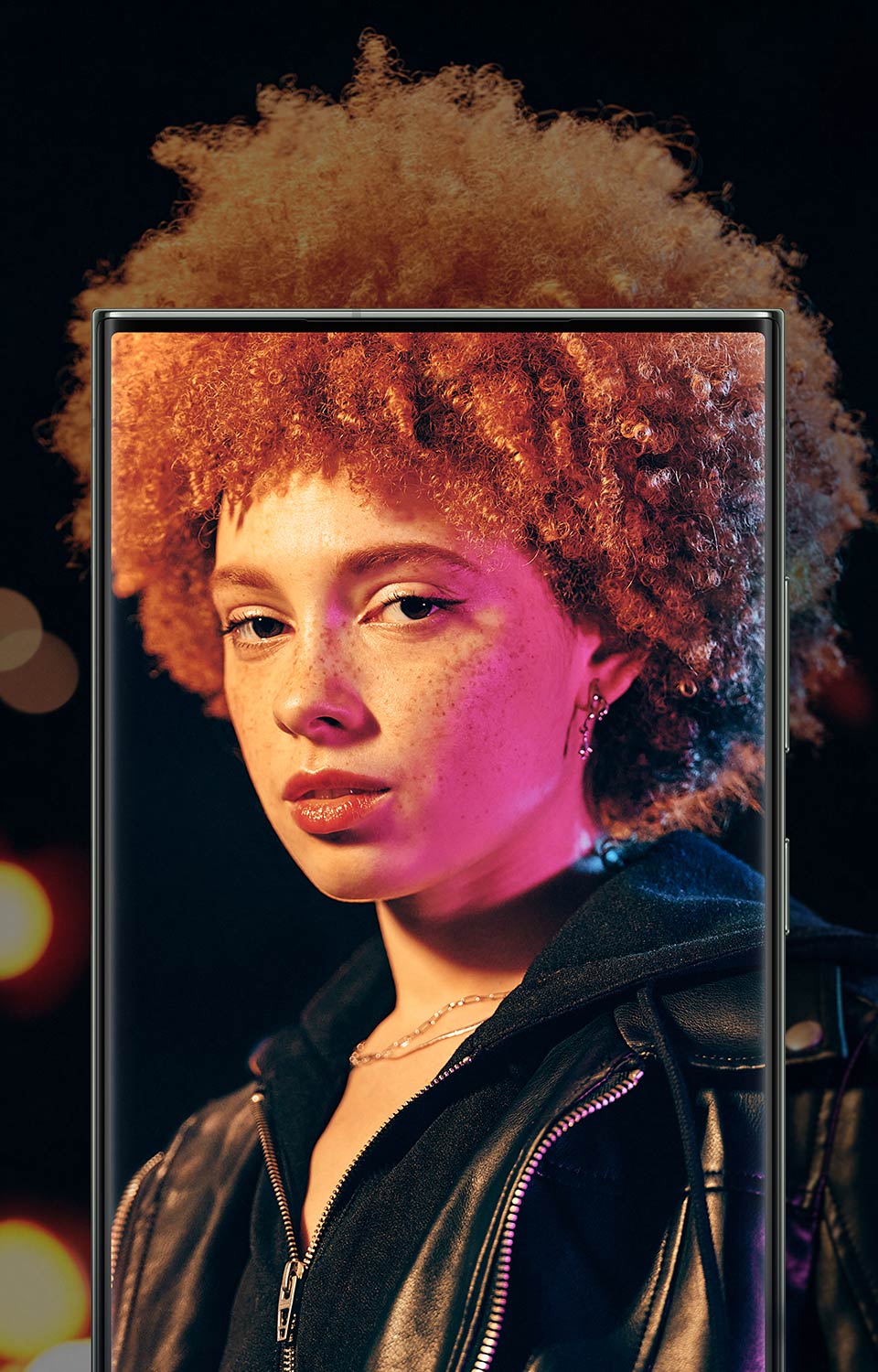 Selfie wykonane w ciemnych sceneriach z Nightography mają żywe kolory i minimalne szumy. Przykładowe zdjęcia zostały wykonane aparatem Galaxy S23 Ultra przy użyciu ISO 1600, trybu szerokiego i przysłony F2.2. Selfie wykonane w ciemnych sceneriach z Nightography mają żywe kolory i minimalne szumy. Przykładowe zdjęcia zostały wykonane aparatem Galaxy S23 Ultra przy użyciu ISO 1600, trybu szerokiego i przysłony F2.2.