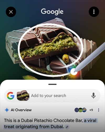Ein Stück Schokolade aus Dubai wurde markiert. Darunter erscheint die Google-Suchleiste.