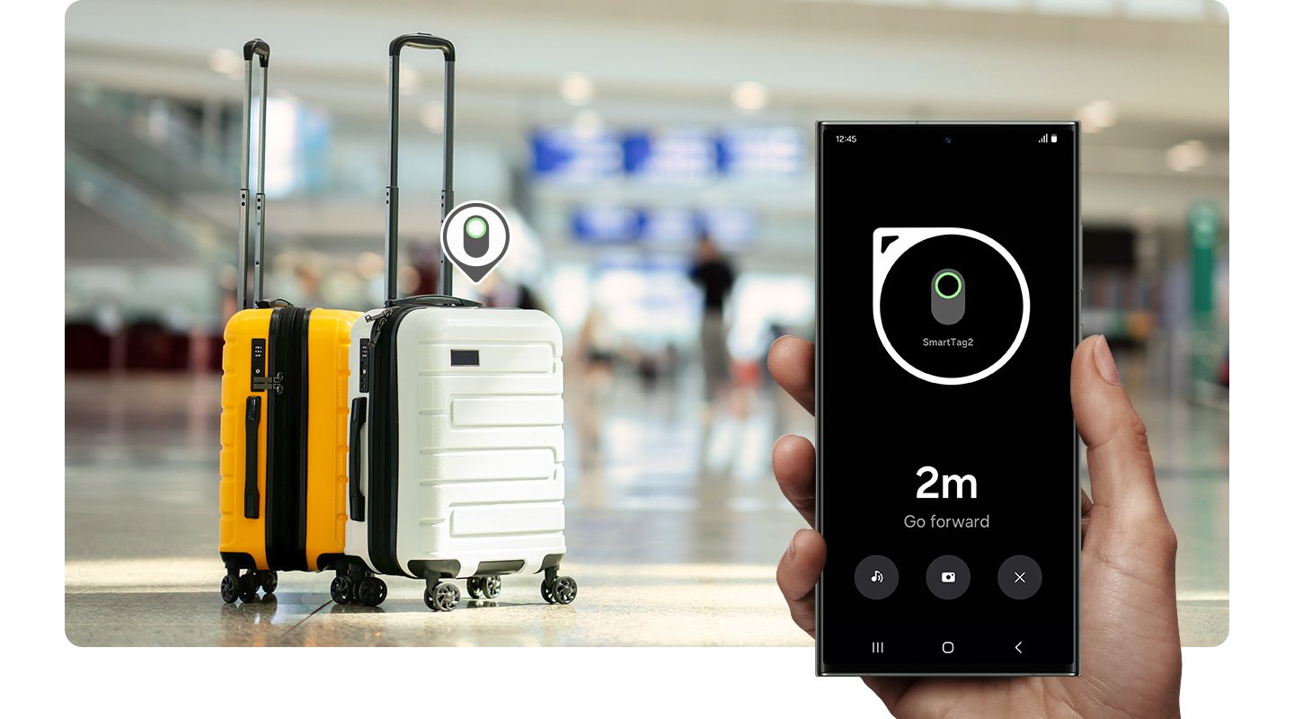 Альтернативний текст: смартфон Samsung Galaxy S23 Ultra в руці.  На екрані відображається Compass View у Пошуку поблизу.  На задньому плані дві жовто-білі туристичні валізи стоять у залі аеропорту.  Над валізами видно піктограму розташування пристрою Samsung Galaxy SmartTag2.