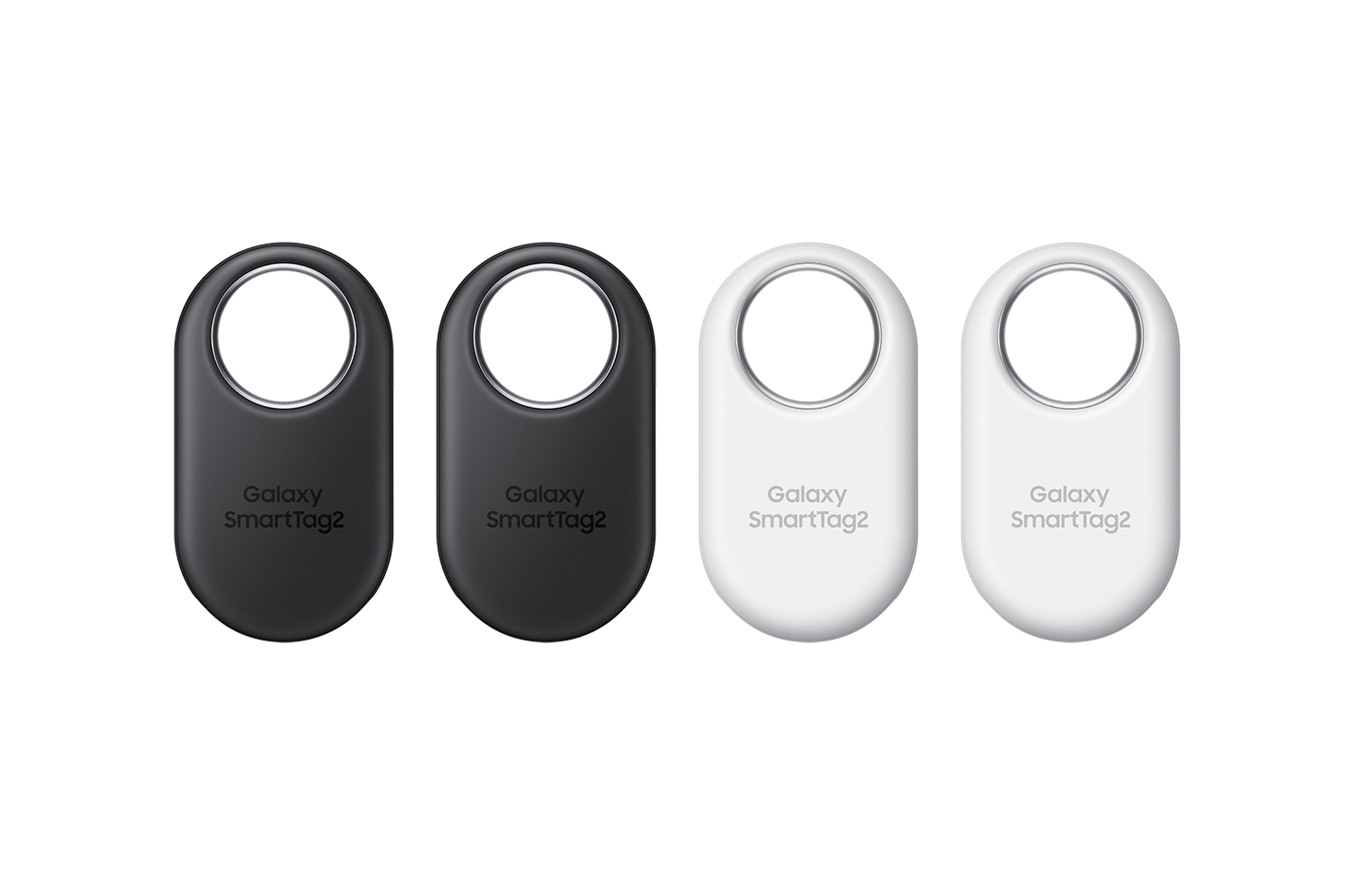 smarttagi Cztery lokalizatory Samsung Galaxy SmartTag2 widoczne przodem i ułożone w rzędzie obok siebie na jasnym tle. Dwa lokalizatory po lewej stronie są w kolorze czarnym, a dwa po prawej w kolorze białym.