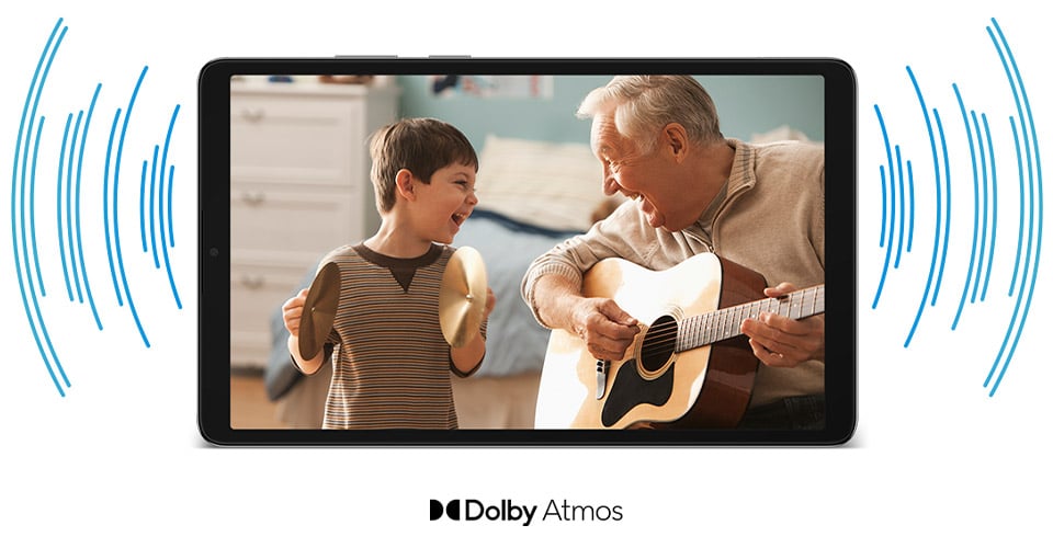 Galaxy Tab A11 pokazany jest z przodu. Na wyświetlaczu widoczny jest podekscytowany chłopiec i starszy mężczyzna grający na gitarze akustycznej. Za tabletem, po prawej i lewej stronie, rozciąga się okrągła grafika, ilustrująca fale dźwiękowe. Pod Galaxy Tab A11 wyświetlana jest nazwa marki „Dolby Atmos”.