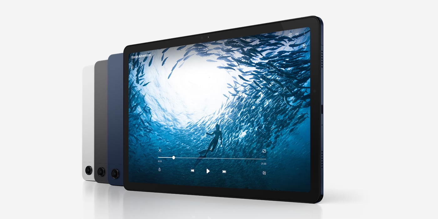 Cztery urządzenia Galaxy Tab A9 Plus są ustawione w linii przekątnej. Trzy urządzenia mają tył skierowany do przodu, a to po prawej stronie pokazuje ekran. Od lewej do prawej, kolory urządzeń to srebrny i grafitowy, a pozostałe to niebieski. Urządzenie po prawej stronie ma na ekranie film zatytułowany Ocean Adventures, z osobą pływającą w oceanie otoczoną rybami. Cztery urządzenia Galaxy Tab A9 Plus są ustawione w linii przekątnej. Trzy urządzenia mają tył skierowany do przodu, a to po prawej stronie pokazuje ekran. Od lewej do prawej, kolory urządzeń to srebrny i grafitowy, a pozostałe to niebieski. Urządzenie po prawej stronie ma na ekranie film zatytułowany Ocean Adventures, z osobą pływającą w oceanie otoczoną rybami.