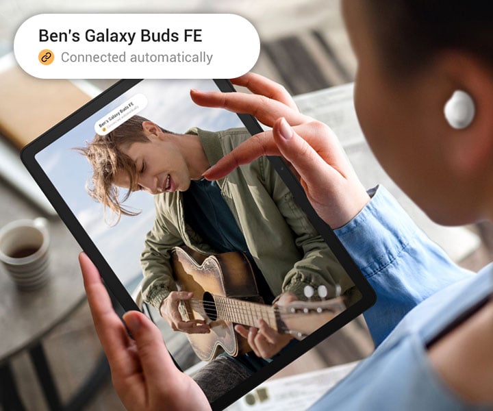 Osoba korzysta z Galaxy Tab A9 Plus z włączonymi Galaxy Buds FE. Na ekranie widać mężczyznę grającego na gitarze. Powiadomienie znajduje się u góry ekranu, a powiększona wersja tego samego powiadomienia jest widoczna w lewym górnym rogu. Powiadomienie brzmi "Galaxy Buds FE Bena", a w następnym wierszu znajduje się ikona łącza z tekstem Connected automatic. Osoba korzysta z Galaxy Tab A9 Plus z włączonymi Galaxy Buds FE. Na ekranie widać mężczyznę grającego na gitarze. Powiadomienie znajduje się u góry ekranu, a powiększona wersja tego samego powiadomienia jest widoczna w lewym górnym rogu. Powiadomienie brzmi "Galaxy Buds FE Bena", a w następnym wierszu znajduje się ikona łącza z tekstem Connected automatic.