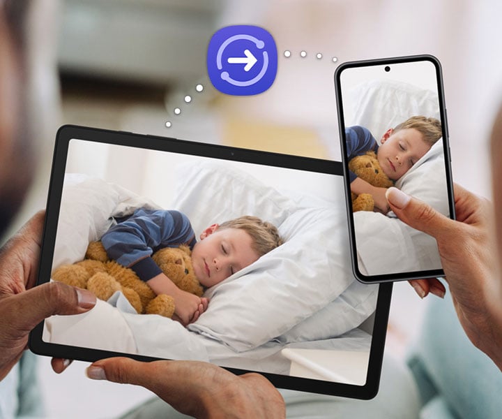 Para trzyma Galaxy Tab A9 Plus i smartfon Galaxy, oba z tym samym zdjęciem śpiącego dziecka na ekranie. Nad urządzeniami znajduje się przerywana linia łącząca urządzenia, z ikoną aplikacji Quick Share pośrodku, wskazującą funkcję udostępniania plików. Para trzyma Galaxy Tab A9 Plus i smartfon Galaxy, oba z tym samym zdjęciem śpiącego dziecka na ekranie. Nad urządzeniami znajduje się przerywana linia łącząca urządzenia, z ikoną aplikacji Quick Share pośrodku, wskazującą funkcję udostępniania plików.