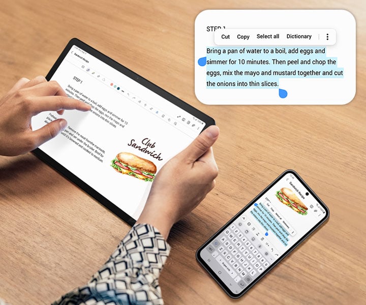 Osoba dotyka Galaxy Tab A9 Plus. Po prawej stronie znajduje się smartfon Galaxy. Oba urządzenia wyświetlają ten sam ekran. Smartfon ma część tekstu zaznaczoną na niebiesko, aby wskazać funkcję kopiowania i wklejania na różnych urządzeniach. Nad urządzeniami znajduje się powiększona zaznaczona część z opcjami zaznaczenia wszystkiego, wycięcia, skopiowania, udostępnienia i nie tylko. Osoba dotyka Galaxy Tab A9 Plus. Po prawej stronie znajduje się smartfon Galaxy. Oba urządzenia wyświetlają ten sam ekran. Smartfon ma część tekstu zaznaczoną na niebiesko, aby wskazać funkcję kopiowania i wklejania na różnych urządzeniach. Nad urządzeniami znajduje się powiększona zaznaczona część z opcjami zaznaczenia wszystkiego, wycięcia, skopiowania, udostępnienia i nie tylko.