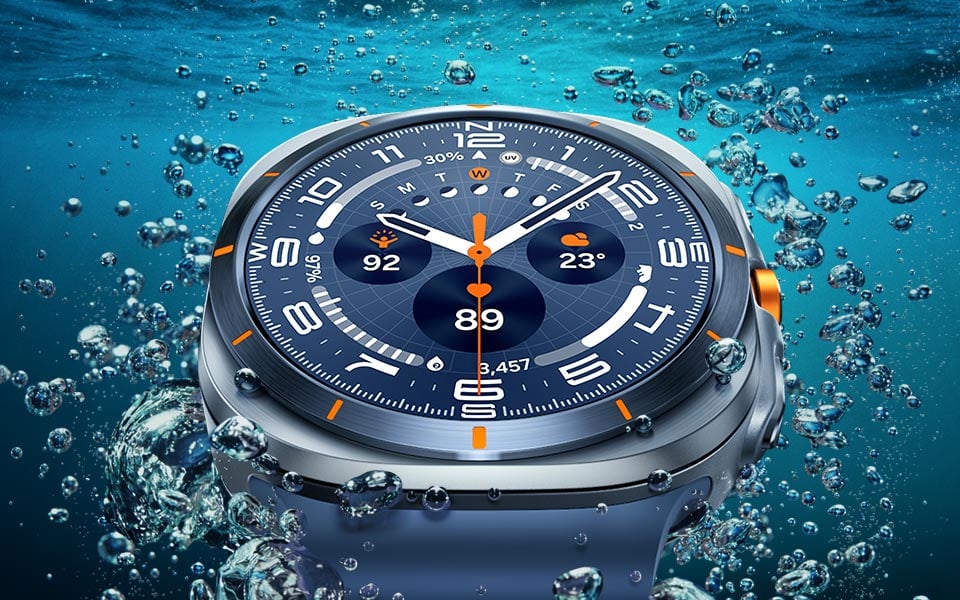 Zbliżenie na smartwatch Galaxy Watch Ultra zanurzony w wodzie, tuż przy powierzchni, ukazujące jego design. Zbliżenie na smartwatch Galaxy Watch Ultra zanurzony w wodzie, tuż przy powierzchni, ukazujące jego design.