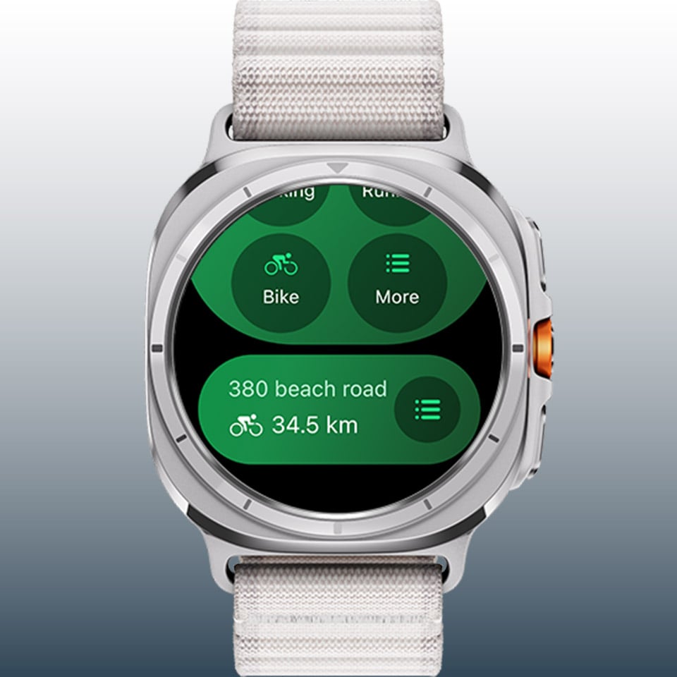 Galaxy Watch Ultra wyświetlający funkcję trasy z tekstem „Trasa” i jego logo na ekranie. Galaxy Watch Ultra wyświetlający funkcję trasy z tekstem „Trasa” i jego logo na ekranie.
