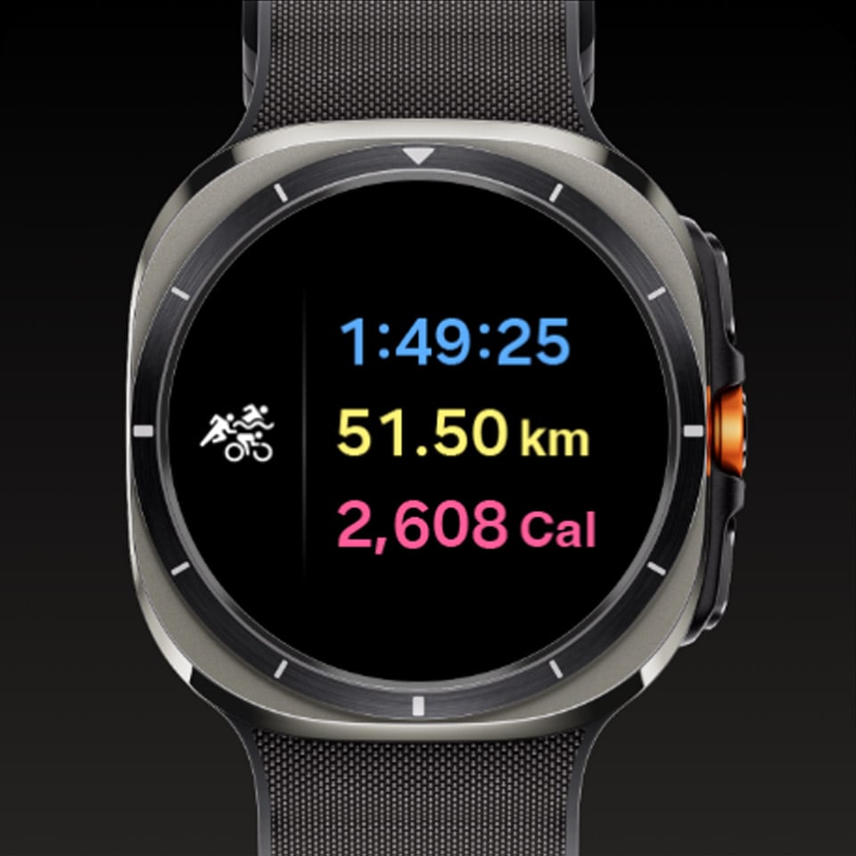 Galaxy Watch Ultra wyświetlający ekran wyników treningu triathlonowego z czasem trwania, dystansem i spalonymi kaloriami. Galaxy Watch Ultra wyświetlający ekran wyników treningu triathlonowego z czasem trwania, dystansem i spalonymi kaloriami.
