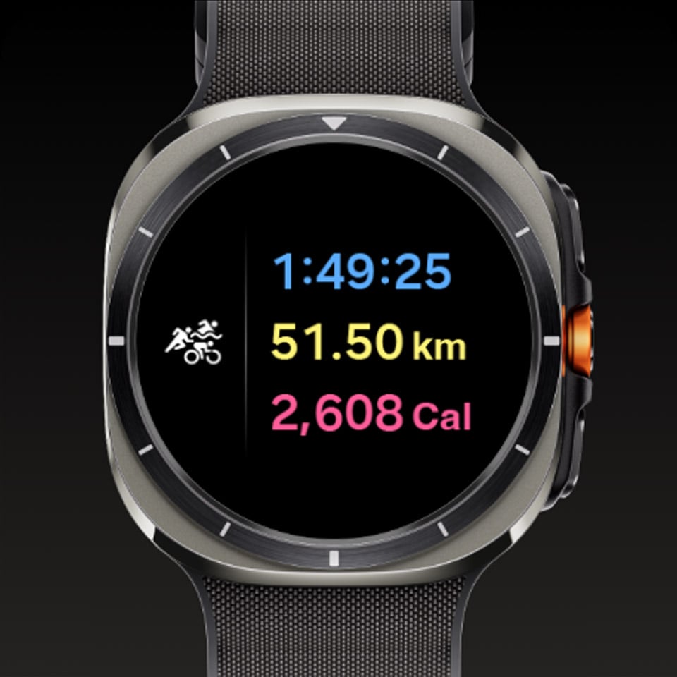 Galaxy Watch Ultra wyświetlający ekran wyników treningu triathlonowego z czasem trwania, dystansem i spalonymi kaloriami. Galaxy Watch Ultra wyświetlający ekran wyników treningu triathlonowego z czasem trwania, dystansem i spalonymi kaloriami.