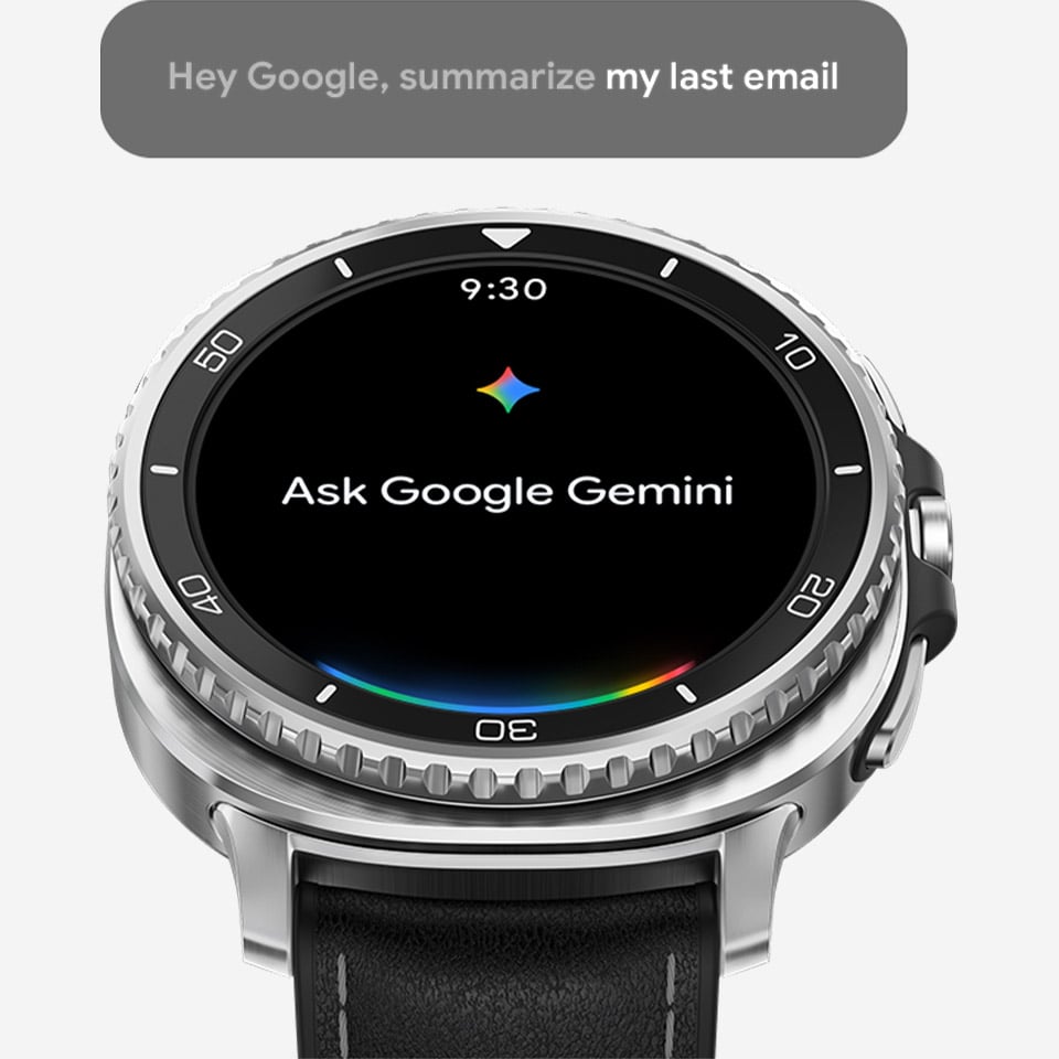 Lekko przechylony Galaxy Watch8 Classic z godziną 9:30, tekstem Zapytaj Google Gemini na ekranie. Nad urządzeniem znajduje się pole tekstowe, które wskazuje, że użytkownik korzysta z funkcji Google Gemini dostępnej w Galaxy Watch8 Classic. Pole tekstowe zawiera napis Hej Google, podsumuj mojego ostatniego e-maila. Logo Google Gemini. Lekko przechylony Galaxy Watch8 Classic z godziną 9:30, tekstem Zapytaj Google Gemini na ekranie. Nad urządzeniem znajduje się pole tekstowe, które wskazuje, że użytkownik korzysta z funkcji Google Gemini dostępnej w Galaxy Watch8 Classic. Pole tekstowe zawiera napis Hej Google, podsumuj mojego ostatniego e-maila. Logo Google Gemini.