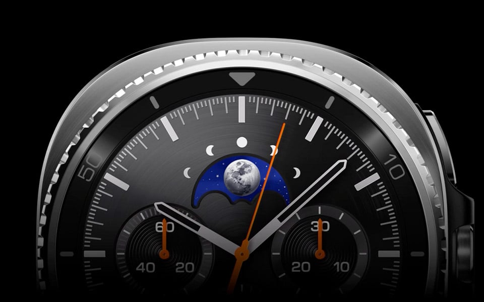 Zbliżenie Galaxy Watch8 Classic z naciskiem na obrotowy pierścień. Zbliżenie Galaxy Watch8 Classic z naciskiem na obrotowy pierścień.