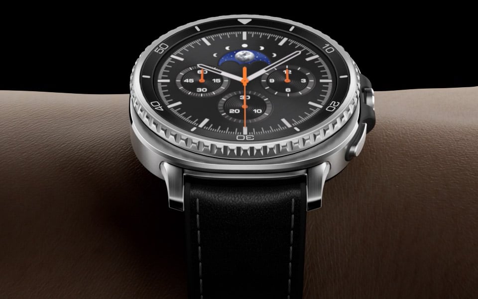 Tarcza smartwatcha Galaxy Watch8 Classic w trybie nocnym wydaje się wskazywać, że wyświetlacz jest wyraźnie widoczny w nocy. Reszta urządzenia pojawia się, a pasek smartwatcha zatrzaskuje się, aby wskazać ulepszony system Dynamic Lug. Tarcza smartwatcha zmienia się na tryb zwykły. Pojawia się nadgarstek, a Galaxy Watch8 Classic jest przymocowany do nadgarstka. Nadgarstek jest obracany, aby wskazać ulepszone dopasowanie systemu Dynamic Lug. Tarcza smartwatcha Galaxy Watch8 Classic w trybie nocnym wydaje się wskazywać, że wyświetlacz jest wyraźnie widoczny w nocy. Reszta urządzenia pojawia się, a pasek smartwatcha zatrzaskuje się, aby wskazać ulepszony system Dynamic Lug. Tarcza smartwatcha zmienia się na tryb zwykły. Pojawia się nadgarstek, a Galaxy Watch8 Classic jest przymocowany do nadgarstka. Nadgarstek jest obracany, aby wskazać ulepszone dopasowanie systemu Dynamic Lug.