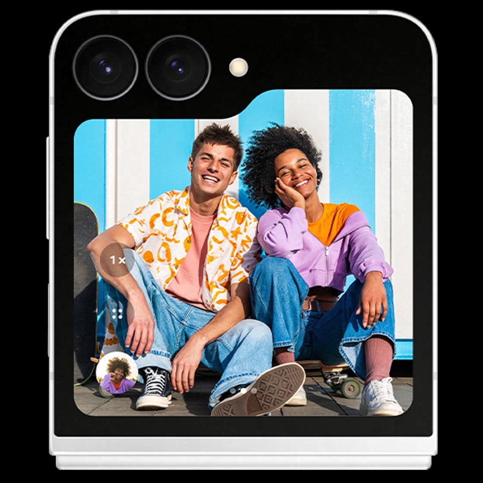 Selfie dwóch osób jest robione bez użycia rąk za pomocą tylnego aparatu Galaxy Z Flip7 FE o rozdzielczości 50 MP. Uchwycono szczegóły i dokładniejsze tekstury. Selfie dwóch osób jest robione bez użycia rąk za pomocą tylnego aparatu Galaxy Z Flip7 FE o rozdzielczości 50 MP. Uchwycono szczegóły i dokładniejsze tekstury.