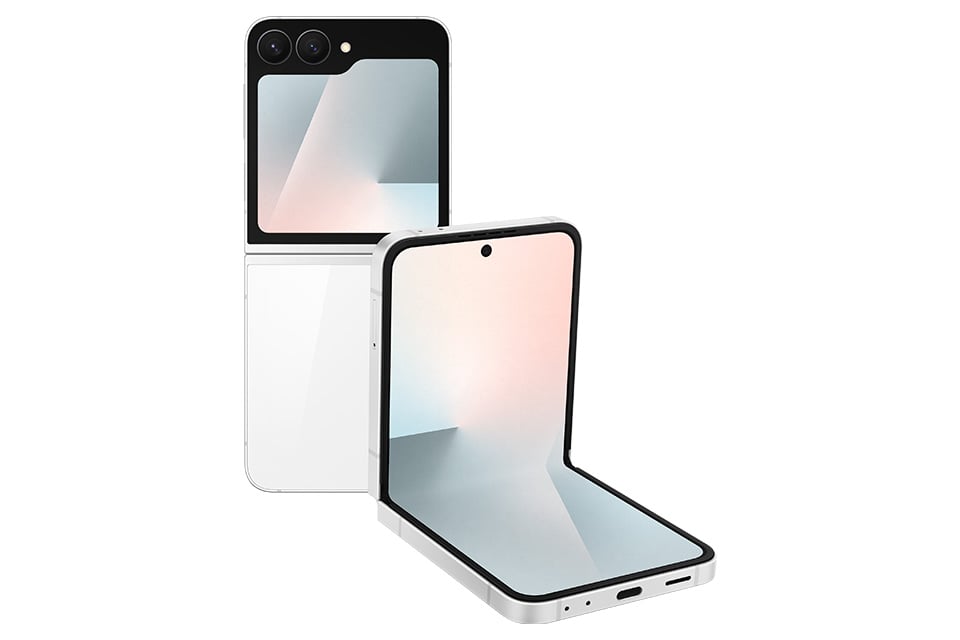 Galaxy Z Flip7 FE w kolorze białym widziany jest rozłożony z tyłu, a inne urządzenie jest widoczne w trybie FlexMode na ekranie głównym. Galaxy Z Flip7 FE w kolorze białym widziany jest rozłożony z tyłu, a inne urządzenie jest widoczne w trybie FlexMode na ekranie głównym.