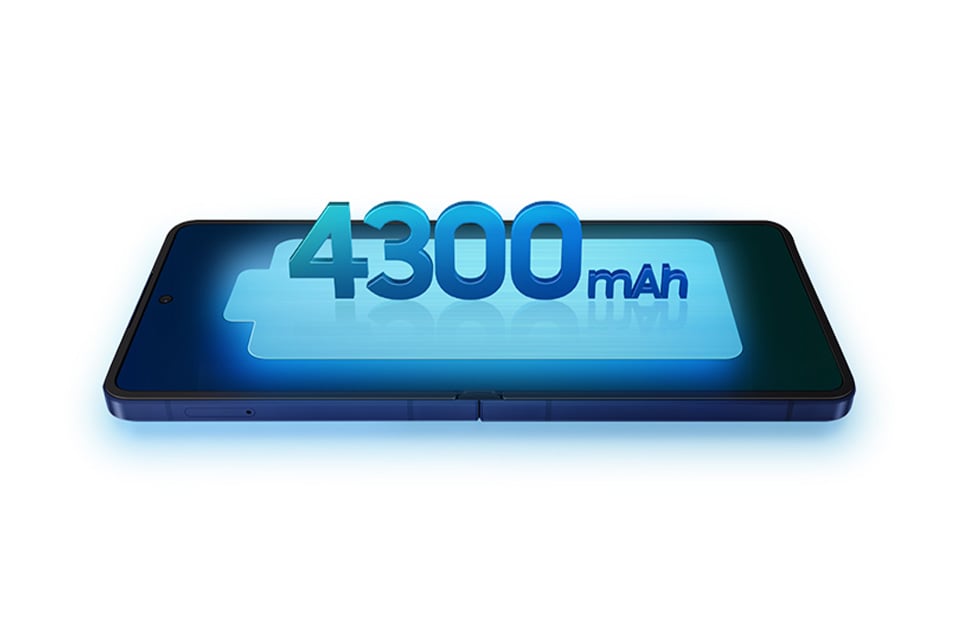 Galaxy Z Flip7 jest pokazany rozłożony z widoczną ikoną baterii na górze ekranu. Pojemność baterii to 4300 miliamperogodzin. Galaxy Z Flip7 jest pokazany rozłożony z widoczną ikoną baterii na górze ekranu. Pojemność baterii to 4300 miliamperogodzin.