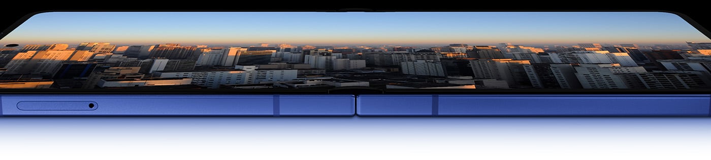 Na ekranie głównym widoczny jest Galaxy Z Flip7 rozłożony poziomo. Kolory wzmocnione są przez funkcję Vision Booster. Na ekranie głównym widoczny jest Galaxy Z Flip7 rozłożony poziomo. Kolory wzmocnione są przez funkcję Vision Booster.