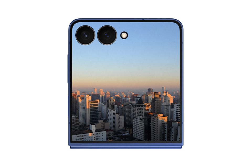Jasny wyświetlacz Galaxy Z Flip7 napędzany jest przez Vision Booster, który poprawia widoczność ekran. Jasny wyświetlacz Galaxy Z Flip7 napędzany jest przez Vision Booster, który poprawia widoczność ekran.