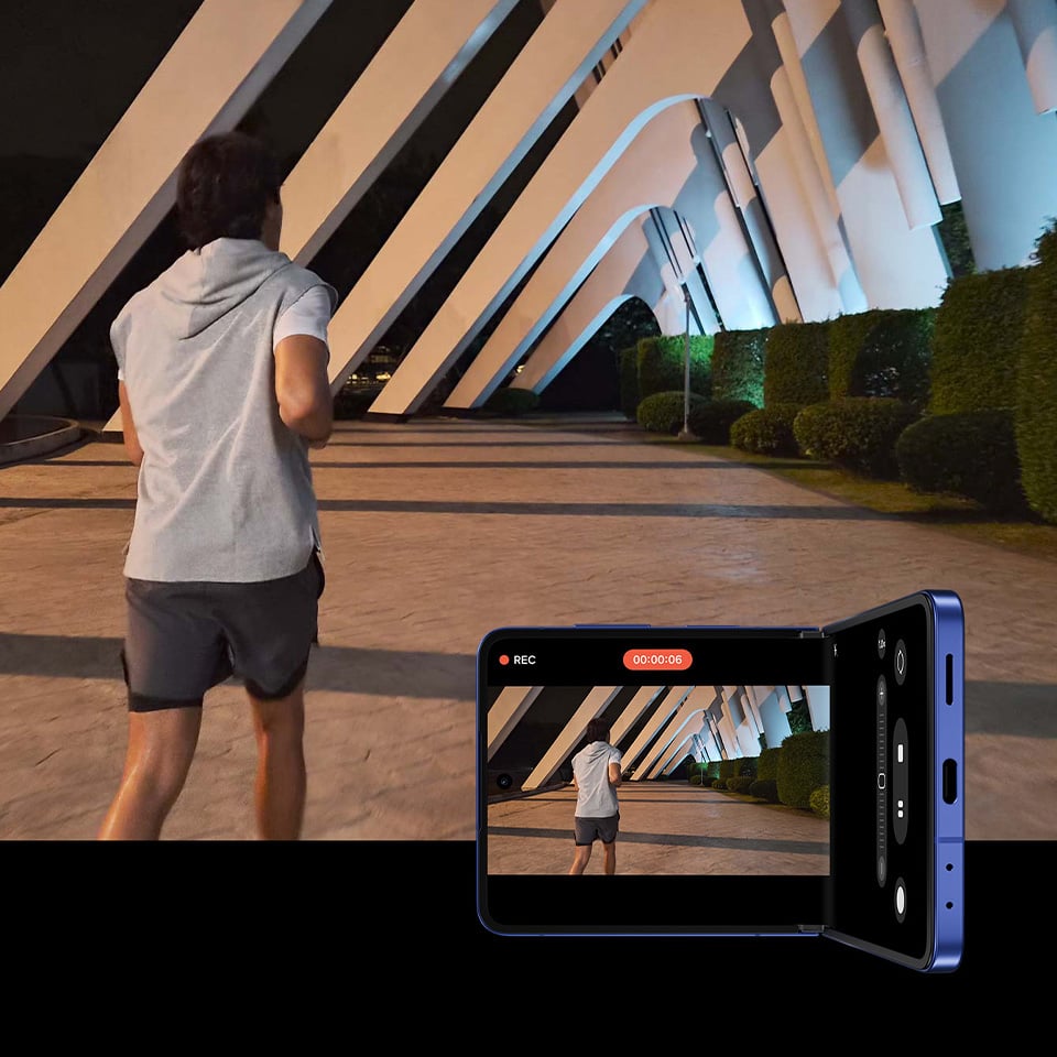 Film jest nagrywany za pomocą szerokokątnego aparatu Galaxy Z Flip7 w stylu kamery wideo. Dzięki funkcji Nightografii detale pozostają ostre i wyraźne nawet przy słabym oświetleniu. Film jest nagrywany za pomocą szerokokątnego aparatu Galaxy Z Flip7 w stylu kamery wideo. Dzięki funkcji Nightografii detale pozostają ostre i wyraźne nawet przy słabym oświetleniu.