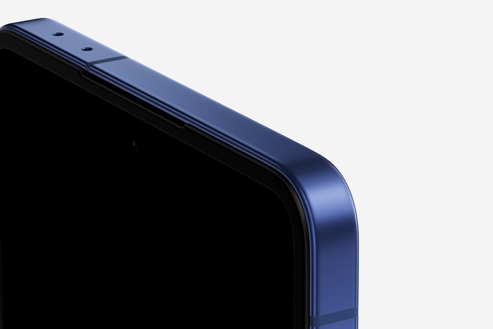 Zbliżenie na róg Galaxy Z Flip7 z solidną aluminiową ramką. Zbliżenie na róg Galaxy Z Flip7 z solidną aluminiową ramką.