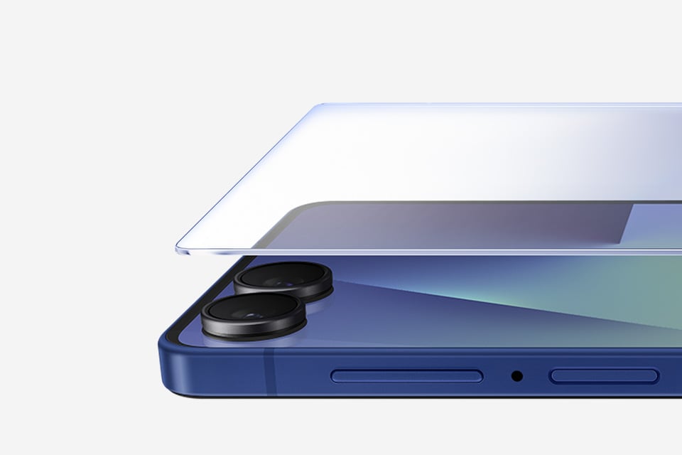 Zbliżenie na Galaxy Z Flip7 w pozycji rozłożonej. Tafla szkła unosi się nad ekranem zewnętrznym. Zbliżenie na Galaxy Z Flip7 w pozycji rozłożonej. Tafla szkła unosi się nad ekranem zewnętrznym.