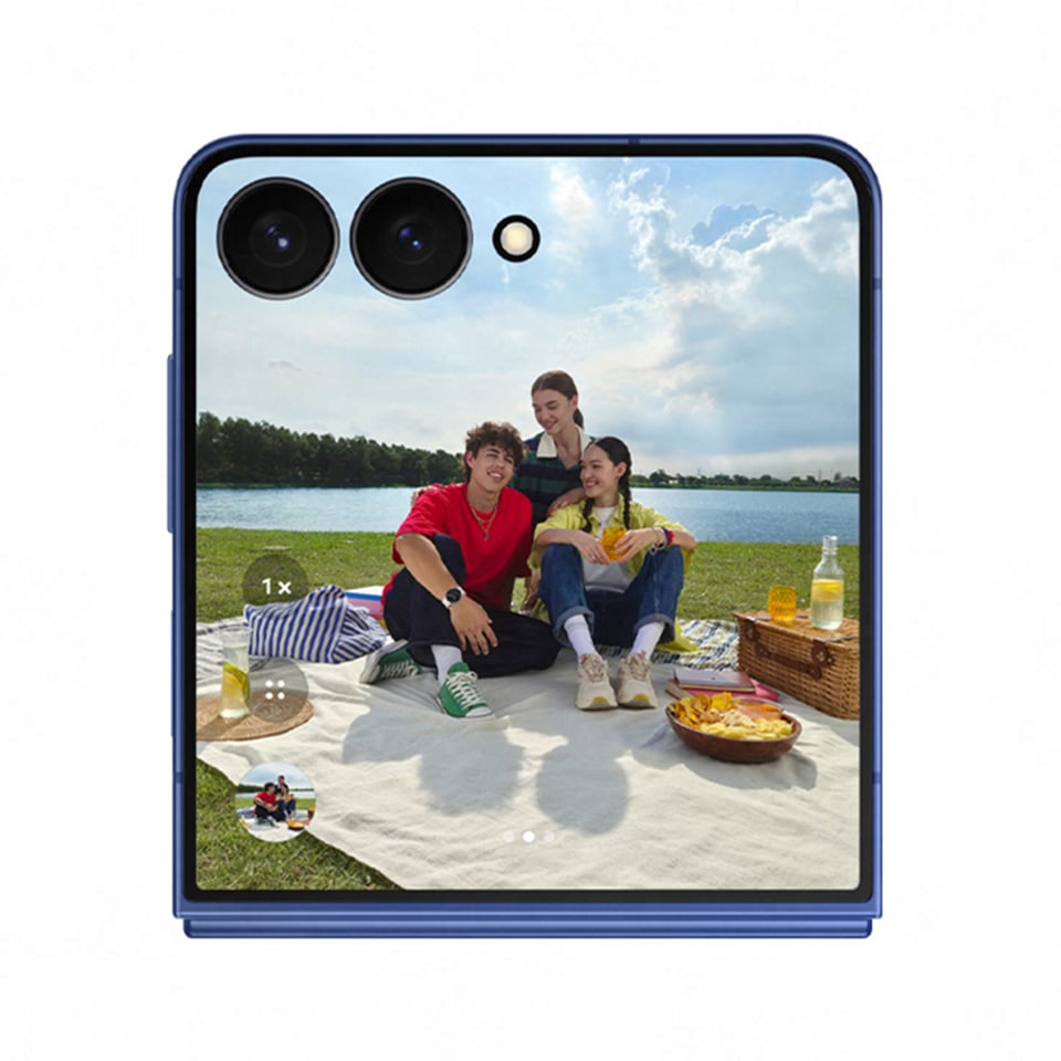 Zdjęcie grupowe robione aparatem 50 MP w Galaxy Z Flip7, podgląd na ekranie zewnętrznym. Przy zoomie 1,9x szczegóły pozostają wyraźne dzięki funkcji AI Zoom. Zdjęcie grupowe robione aparatem 50 MP w Galaxy Z Flip7, podgląd na ekranie zewnętrznym. Przy zoomie 1,9x szczegóły pozostają wyraźne dzięki funkcji AI Zoom.
