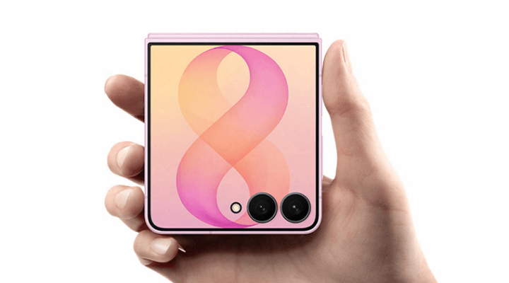 Różowy Galaxy Z Flip8 trzymany w dłoni, z ekranem zewnętrznym i dwoma aparatami.