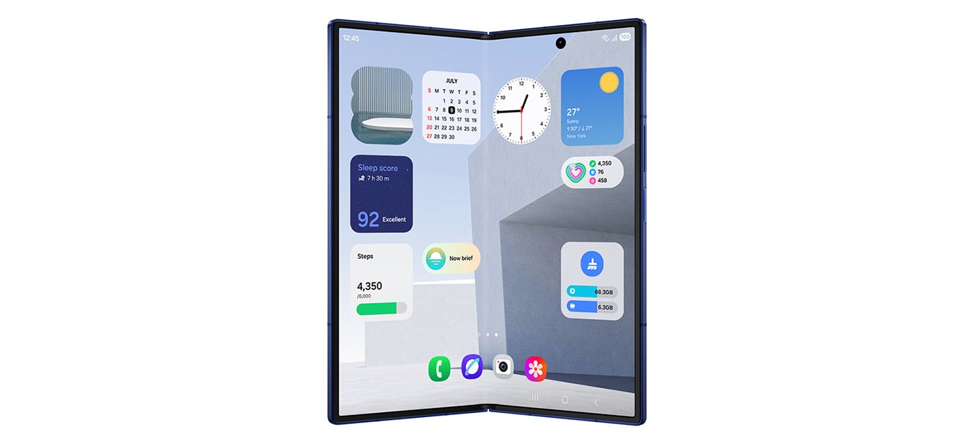 Galaxy Z Fold7 jest widoczny w stanie złożonym z ekranem zewnętrznym. Na ekranie pokazane są różne widgety: Zdjęcia, Wynik snu, Kroki, powiadomienia Now Brief oraz Kalendarz. Urządzenie rozkłada się, a na głównym ekranie widać One UI 8, które działa płynnie na obu ekranach. Widać więcej widgetów, m.in. Pogoda, Zegar, Zdrowie i Konserwacja urządzenia. Galaxy Z Fold7 jest widoczny w stanie złożonym z ekranem zewnętrznym. Na ekranie pokazane są różne widgety: Zdjęcia, Wynik snu, Kroki, powiadomienia Now Brief oraz Kalendarz. Urządzenie rozkłada się, a na głównym ekranie widać One UI 8, które działa płynnie na obu ekranach. Widać więcej widgetów, m.in. Pogoda, Zegar, Zdrowie i Konserwacja urządzenia.