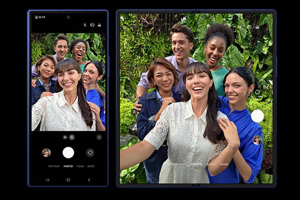 Grupowe selfie jest robione za pomocą Galaxy Z Fold7. Selfie grupowe można wykonywać zarówno na ekranie zewnętrznym, jak i głównym, jednak szerszy kąt na głównym ekranie zapewnia lepszy podgląd zdjęcia. Grupowe selfie jest robione za pomocą Galaxy Z Fold7. Selfie grupowe można wykonywać zarówno na ekranie zewnętrznym, jak i głównym, jednak szerszy kąt na głównym ekranie zapewnia lepszy podgląd zdjęcia.