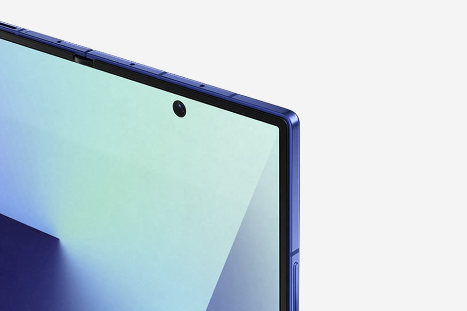 Zbliżenie na wytrzymałą aluminiową ramkę Galaxy Z Fold7. Zbliżenie na wytrzymałą aluminiową ramkę Galaxy Z Fold7.